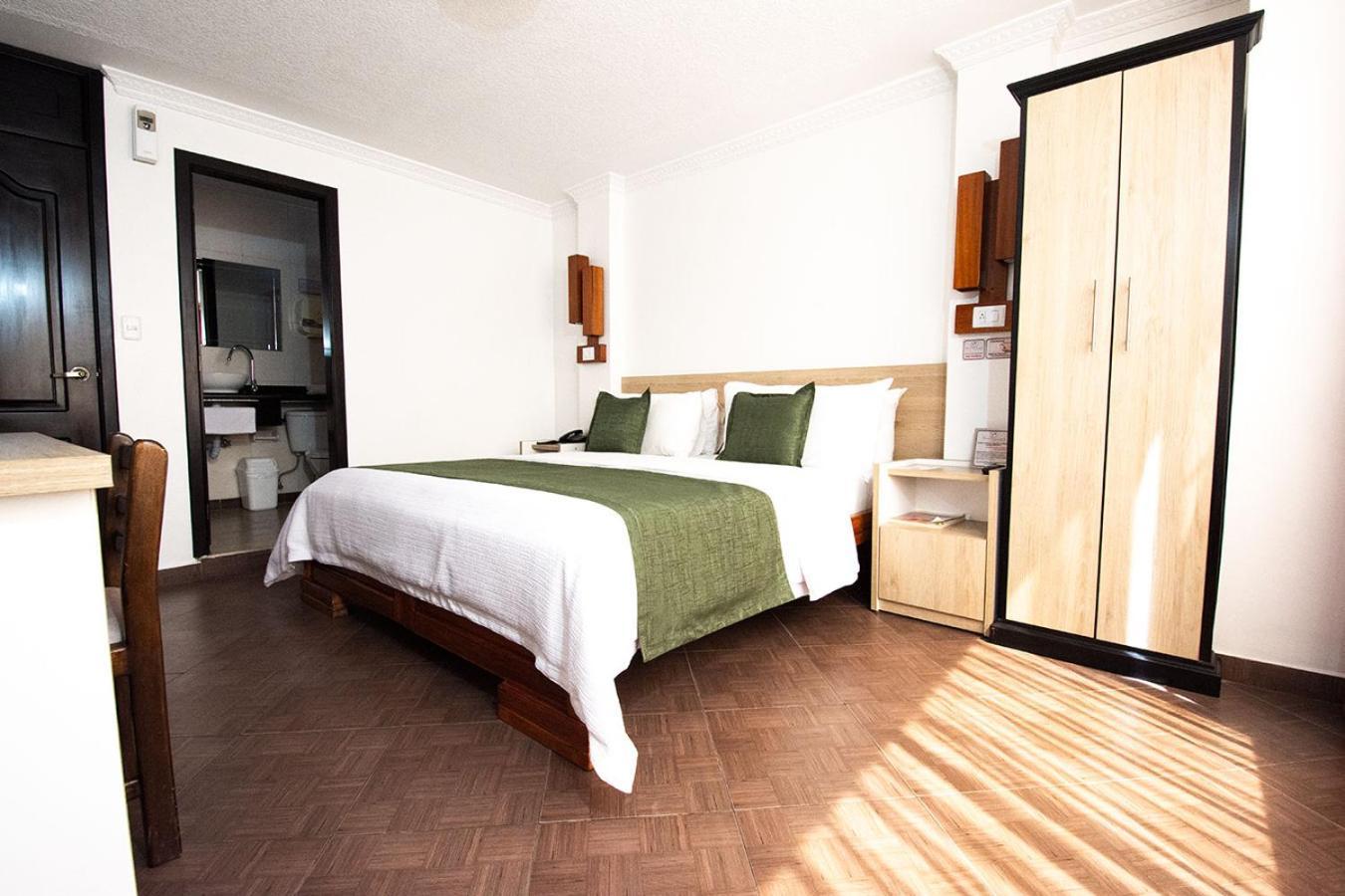 Hotel Plaza Victoria Ibarra Extérieur photo