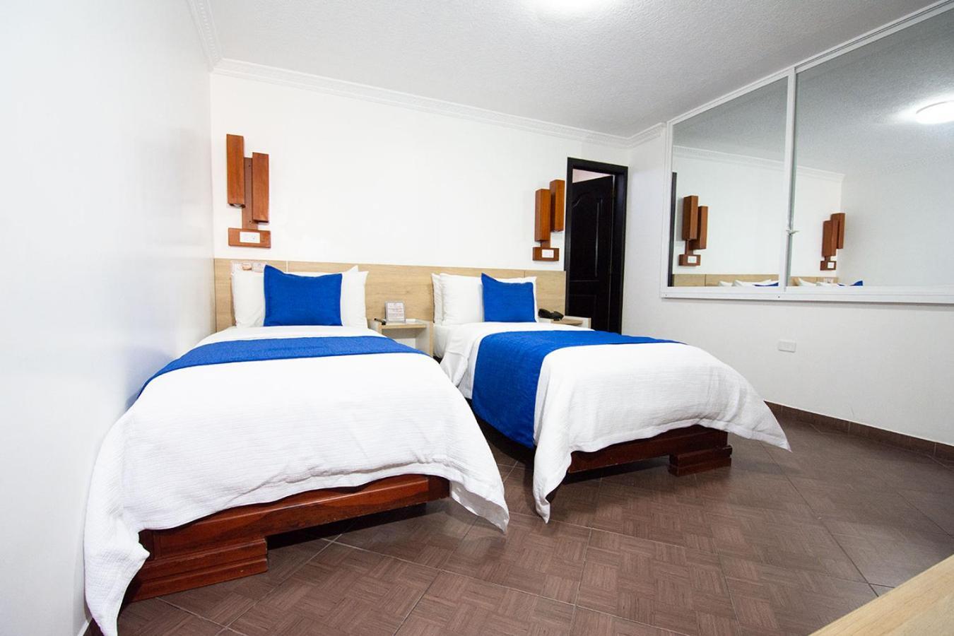 Hotel Plaza Victoria Ibarra Extérieur photo