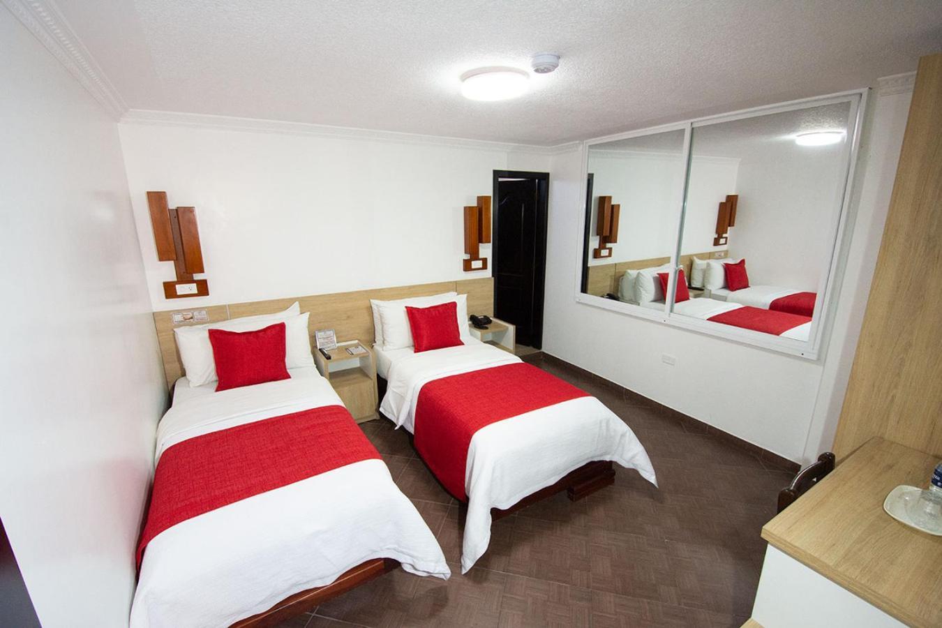 Hotel Plaza Victoria Ibarra Extérieur photo