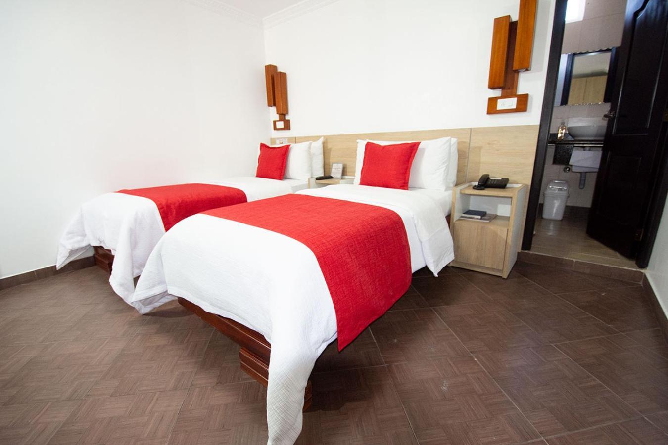 Hotel Plaza Victoria Ibarra Extérieur photo